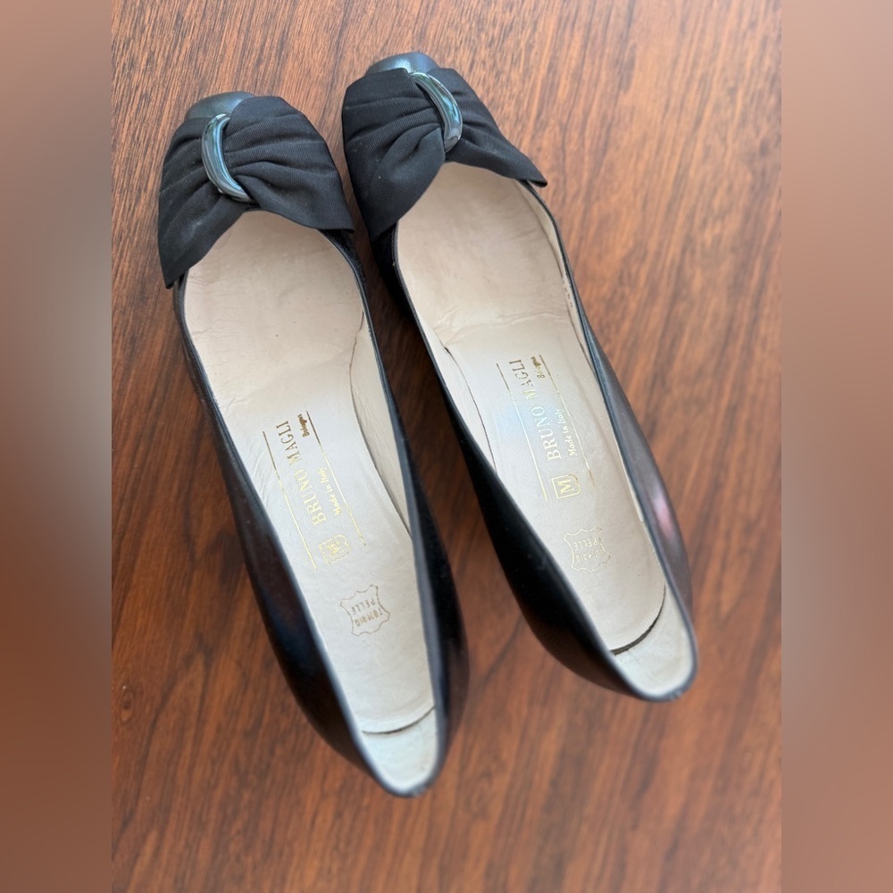 Vintage Bruno Magli Leather Pumps with Bows - Picture 3 of 12